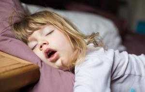 Çocuğunuz Ağzı Açık Uyuyorsa Dikkat! Uzmanlar Uyarıyor: “Yüz Şekli Kalıcı Olarak Bozulabilir”