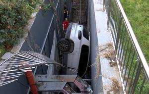  9 araca çarptı, 5 metre yükseklikten boşluğa düştü