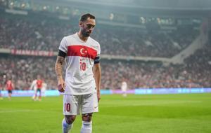 Hakan Çalhanoğlu imzayı atıyor