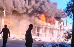 Bahçe mobilyaları deposu alev alev yandı