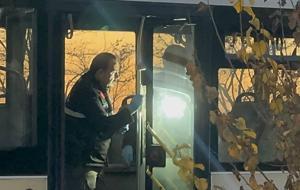 Belediye otobüsünde, eşinin gözü önünde bıçaklandı