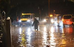 Meteoroloji uyarmıştı: Çeşme'de kuvvetli sağanak hayatı felç etti! Ev ve iş yerlerini su bastı