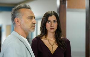 KARANLIĞIN İÇİNDE AÇAN GÜL! SİYAHIN EN GÜZEL HALİ