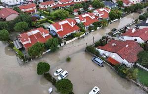 İzmir'i sağanak vurdu! Sokaklar göle döndü