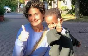 Esra Akkaya’nın Afrika’dan Evlat Edindiği Oğlu Can Alex Büyüdü! Anne-Oğul Pozları Sanal Medyada Olay Oldu