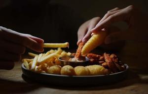 Paketli Gıdalardaki Tehlike: Sadece Kilo Yapmıyor, Erken Ergenlik Riskini de Kat Kat Arttırıyor!