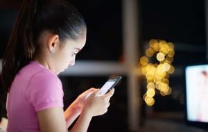 Akıllı Telefon ve Tabletlerin 12 Yaş Altına Etkileri Ortaya Çıktı: Obezite, Depresyon, Uyku Eksikliğine Yol Açıyor! Ailelere Kritik Uyarı