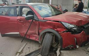 Bursa'da korkunç kaza! İki otomobil kafa kafaya çarptı