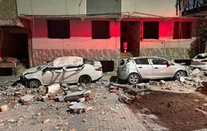 Kentsel dönüşümdeki binadan düşen parçalar, 3 otomobili hurdaya çevirdi