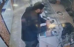 Oyuncak silahla kuyumcu soygununa esnaf müdahale etti! Yere düşünce ne olduğunu anladık