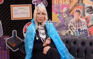 Yüzündeki Şişlik Merak Uyandırdı! Sebebini Açıkladı