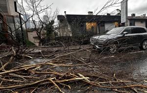 MEGAKENT İSTANBUL'U FIRTINA VURDU! Çatılardan parçalar koptu, ağaçlar devrildi
