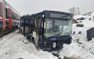 Yolcu treni, belediye otobüsüne çarptı