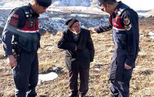 Ayakları çamur diye araca binmek istemedi! Jandarmadan duygulandıran yanıt