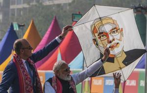 İlk resmi ziyarette uçurtma uçurdular: Merz-Modi görüşmesinden dikkat çeken kareler