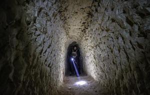 Vinçli mekanizma ile iniliyor! İşte Halep'teki yer altı tünelleri