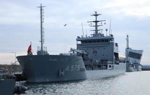 Türk savaş gemileri Burgaz Limanı'nı ziyaret etti