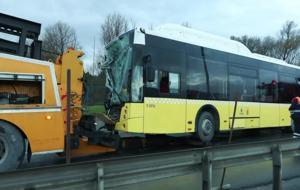 İstanbul'da korkutan kaza: 3 İETT otobüsü seyir halindeyken çarpıştı