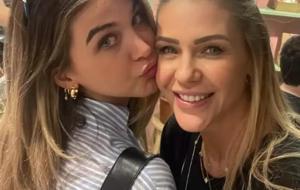 Emine Ün ve Kızı Duru Aynı Davette Görüntülendi! “İkiz Gibiler” Yorumları Geldi