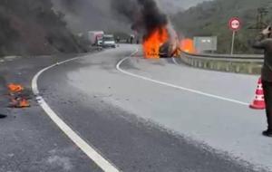 Eyüpsultan'da minibüs alev alev yandı