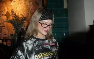 Manifest Üyesi Esin Bahat’tan Şaşırtan İmaj Değişikliği! Sarı Saçlarına Veda Etti