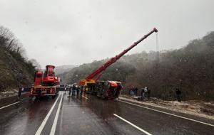 Alkollü sürücünün kullandığı TIR uçuruma devrildi