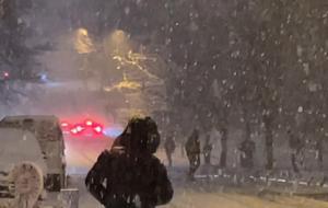 İstanbul beyaza büründü, trafik kilitlendi! Yollar buz pistine döndü, vatandaşlar güçlükle yürüdü