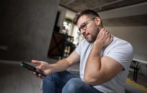 Gençlerde Boyun Ağrısı Patladı! Her Gün Yaptığınız Hata: Başınıza 30 Kilo Yük Biniyor!