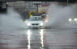  Araçlar sele kapıldı | Otel lobisini su bastı | 1 kişi dereye düştü