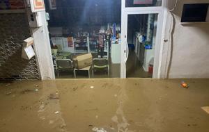 Antalya'yı sağanak vurdu! Mahsur kalanlar böyle kurtarıldı