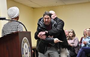 ABD'de şok anlar...Trump'ın sıklıkla hedef aldığı Ilhan Omar'a saldırı! Şırıngayla yaklaştı...