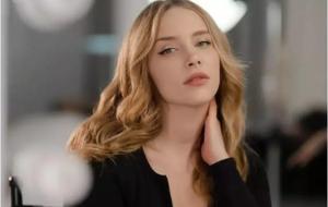 Hayal Köseoğlu, Dizisi Final Yaptıktan Sonra Sokakta Pankart Açarak Rol İstedi