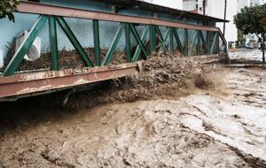 Dereler taştı, yolları su bastı