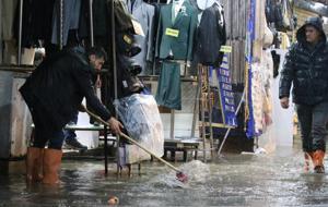 İzmir'de etkili olan sağanak, yaşamı olumsuz etkiledi