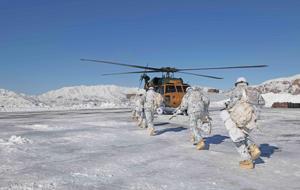 Karlı arazide vatani görev! Mehmetçik hudut hattında kuş uçurtmuyor