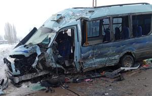 Hakkari'de can pazarı! Yolcu minibüsü ile belediye otobüsü çarpıştı: 18 yaralı