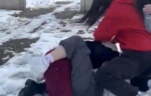 Bolu'da akran zorbalığı kamerada: Önce para istediler, vermeyince dakikalarca dövdüler!