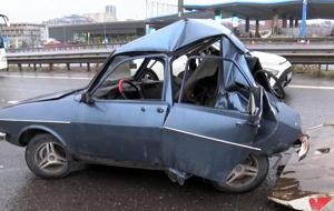 TIR'ın çarptığı otomobil hurdaya döndü