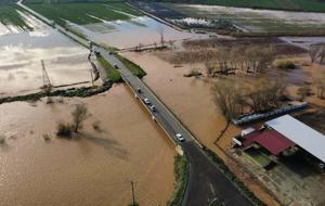 Manisa'yı sağanak vurdu: Köprü yıkıldı, yollar kapandı