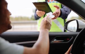  Ehliyet sınavında geçme puanı düşürüldü mü, değiştirildi mi? Uygulamalı video sınavı kaldırıldı mı?