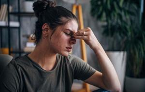 Her 7 Kişiden 1’inde Var! 30 Yaşından Önce Görülme Oranı %80’i Aşıyor: Saatlerce Süren Ataklar, Işık Hassasiyeti ve Günlük Hayata Büyük Darbe... Meğer Bu Besinler de Tetikliyormuş! Migren...