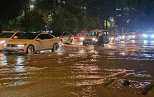 Ege ve Akdeniz'de sel: Yollar göle döndü, vatandaşlar mahsur kaldı, okullar tatil edildi!
