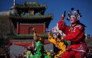 Asya'da 'Ateş Atı Yılı' kutlamaları başladı! Gelenek robotlarla buluştu...