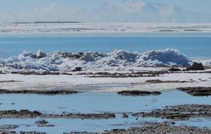 Arin Gölü'nde dikkat çeken doğa olayı: Sahilde metrelerce buz yığını oluştu