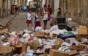 KÜBA’DA HAYAT DURDU! Sokaklar çöple doldu, ışıklar söndü, eğitim kurumları ve iş yerleri kapandı...