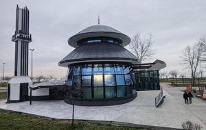 Denize nazır 'camlı cami' ilk teravihle açılıyor