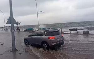 Gemlik'te deniz ile kara birleşti