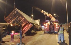 Büyükçekmece TEM Otoyolu'nda TIR devrildi