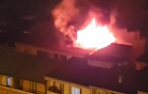 Esenyurt'ta 5 katlı binanın çatısı alev alev yandı