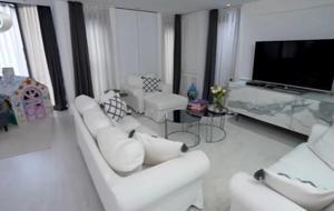 Tülin Şahin evinin kapılarını açtı! Üç katlı evde sade şıklık